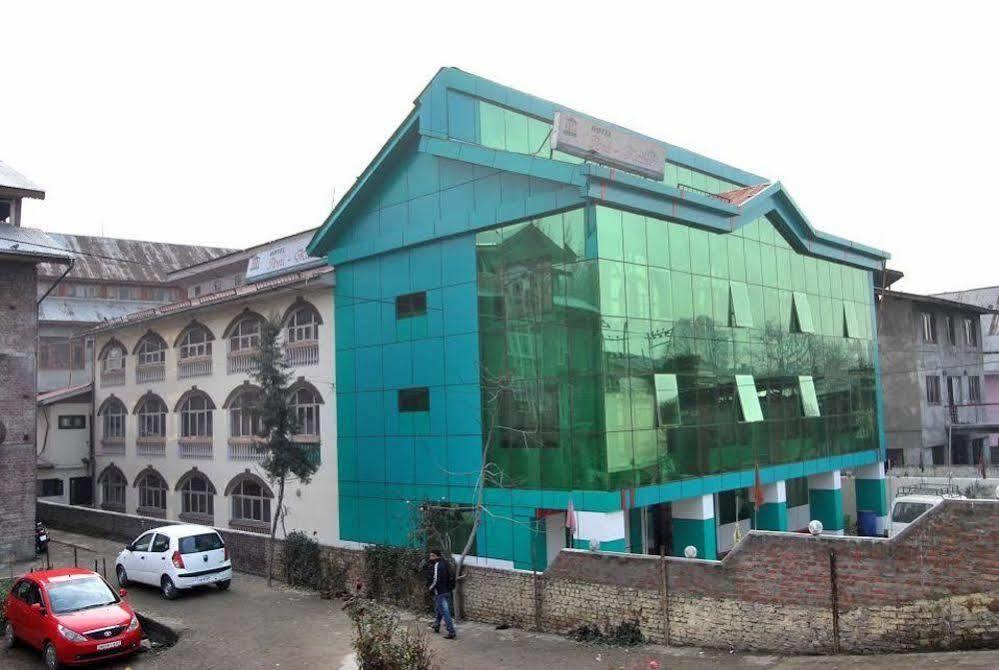 Hotel Ibni Kabeer Srīnagar Kültér fotó
