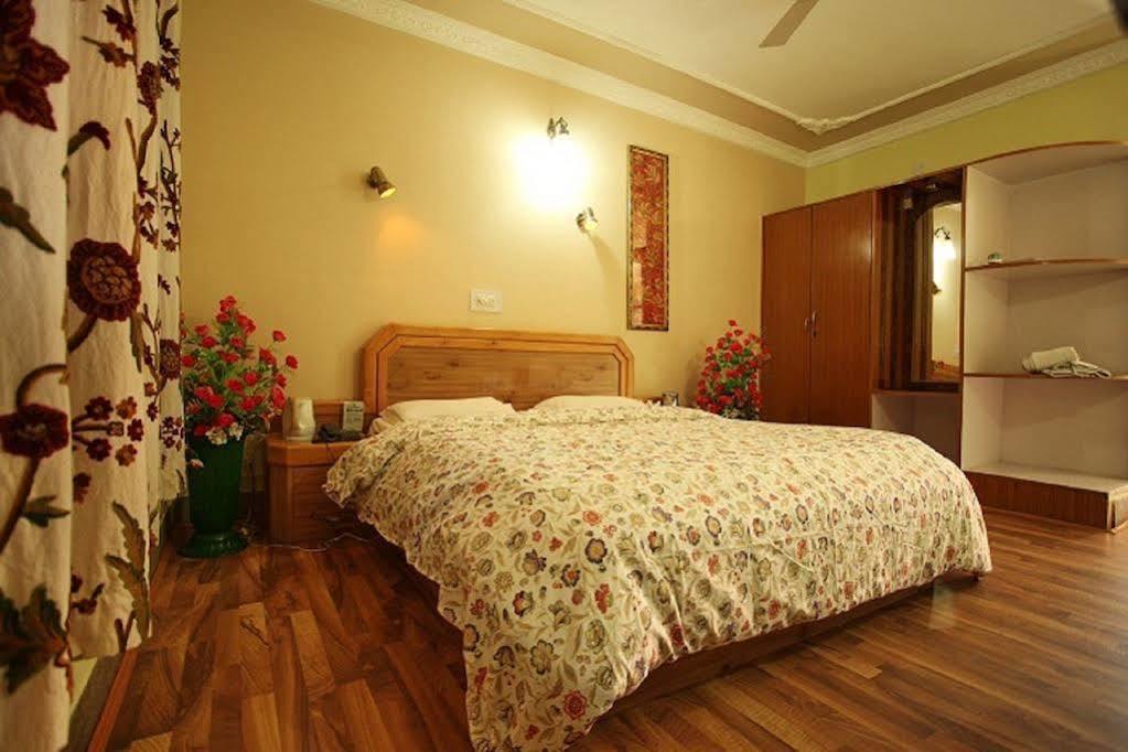 Hotel Ibni Kabeer Srīnagar Kültér fotó